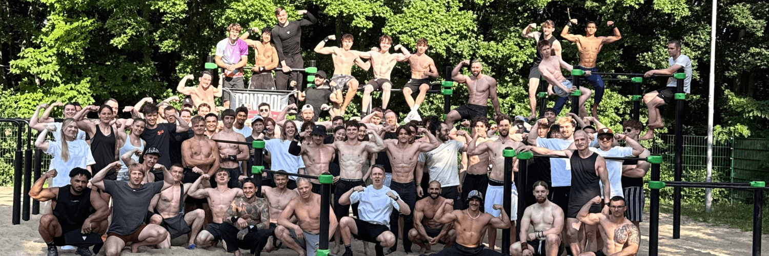 Group photo at the Calisthenics Meet Up: Participants and athletes posing together after an exciting training session and challenges, full of energy and enthusiasm.