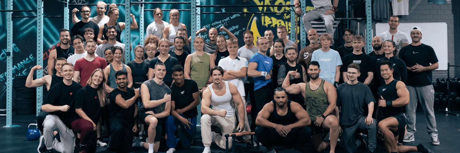 Group photo of a calisthenics meet up with Simon Imhäuser and Baki