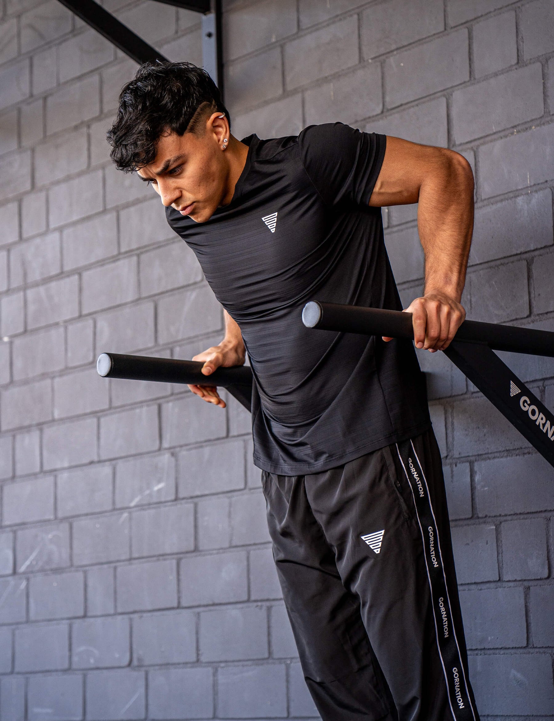 GORNATION athlete doing dips with GORNATION dip bars wearing an active t-shirt