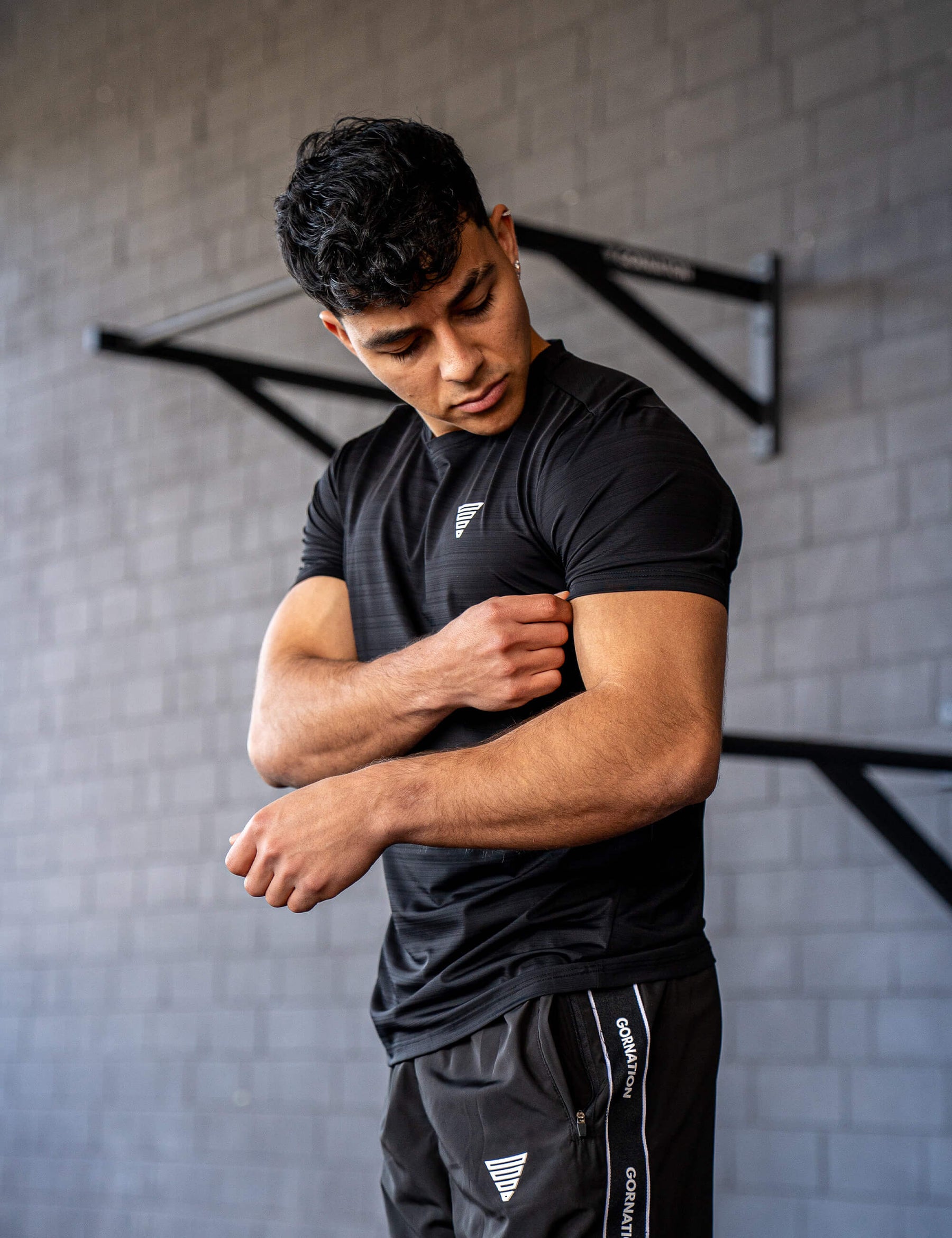 GORNATION athlete wearing the GORNATION active t-shirt in black