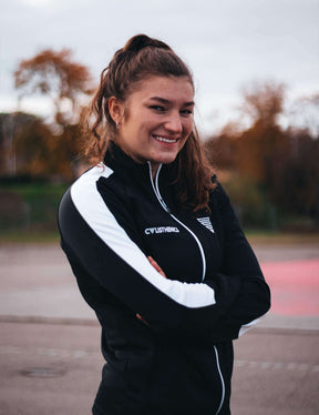 female calisthenics athlete wearing a black/white calisthenics jacket